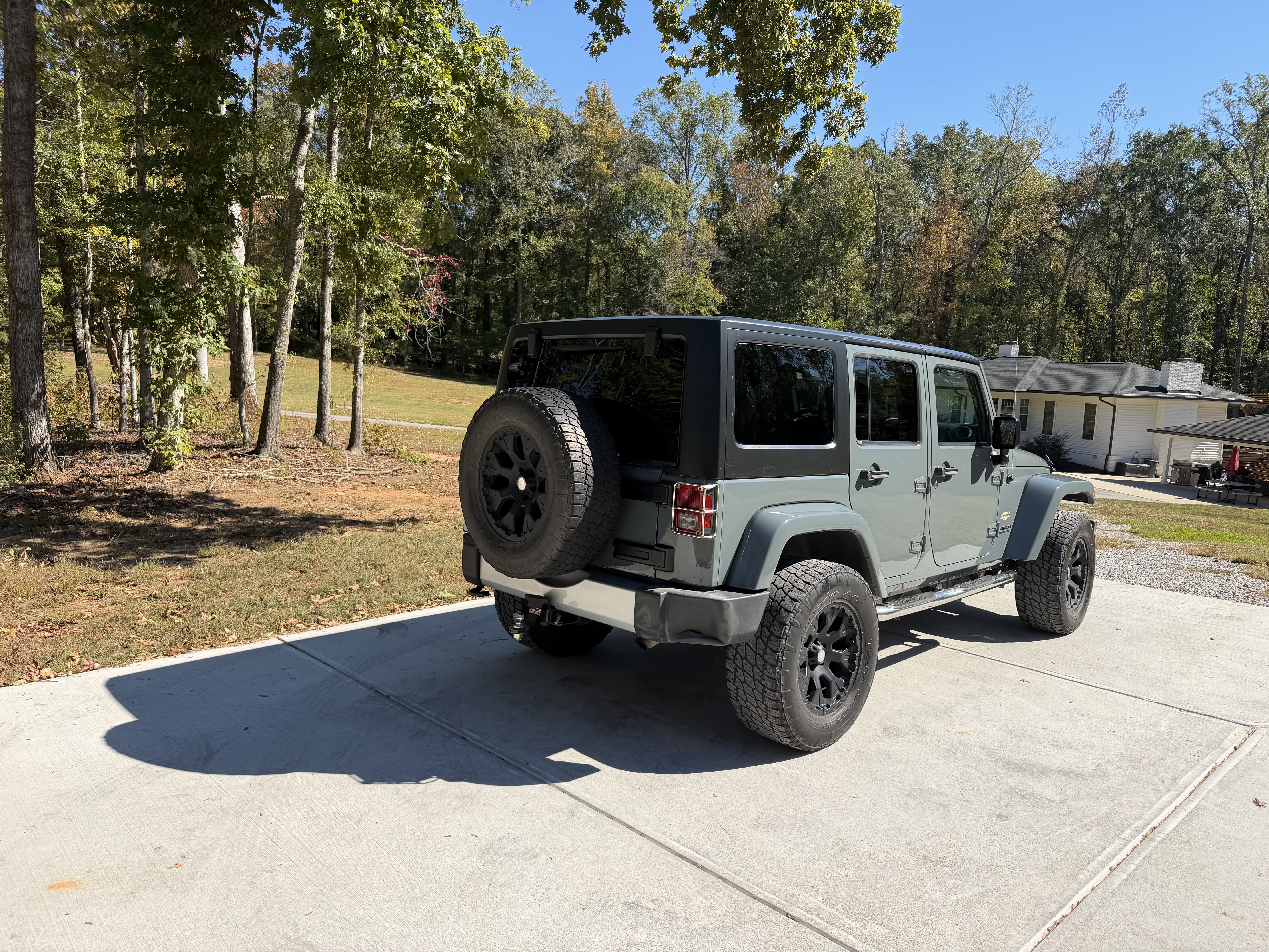 Used 2015 Jeep Wrangler Unlimited Sahara w/ Connectivity Group AWD/4WD image 2