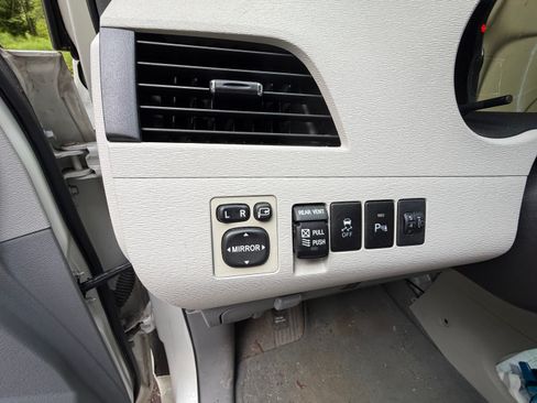 Used 2011 Toyota Sienna Limited w/ Premium Pkg FWD image 17