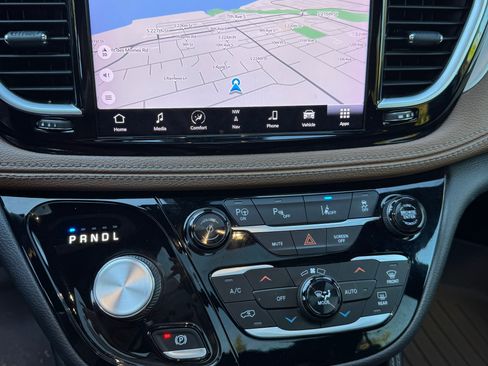 Used 2021 Chrysler Pacifica Limited w/ Premium & Safety Sphere Group FWD image 11