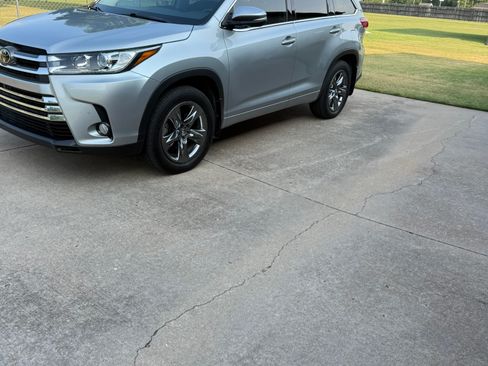 Used 2018 Toyota Highlander Limited Platinum AWD/4WD image 2