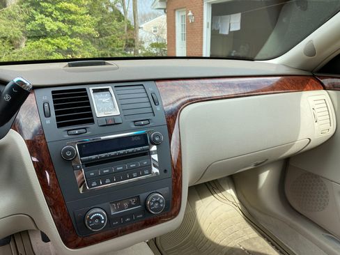 Used 2006 Cadillac DTS w/ Sun And Sound Package FWD image 6
