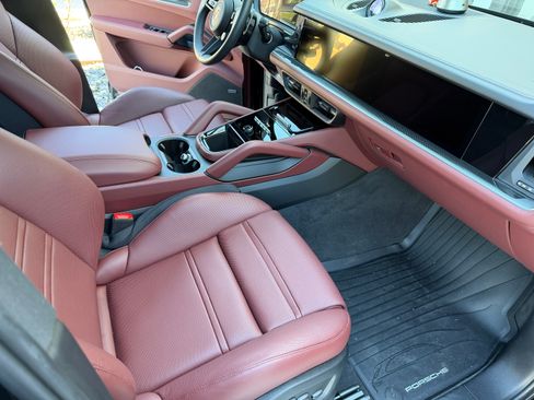 Used 2025 Porsche Cayenne S image 13