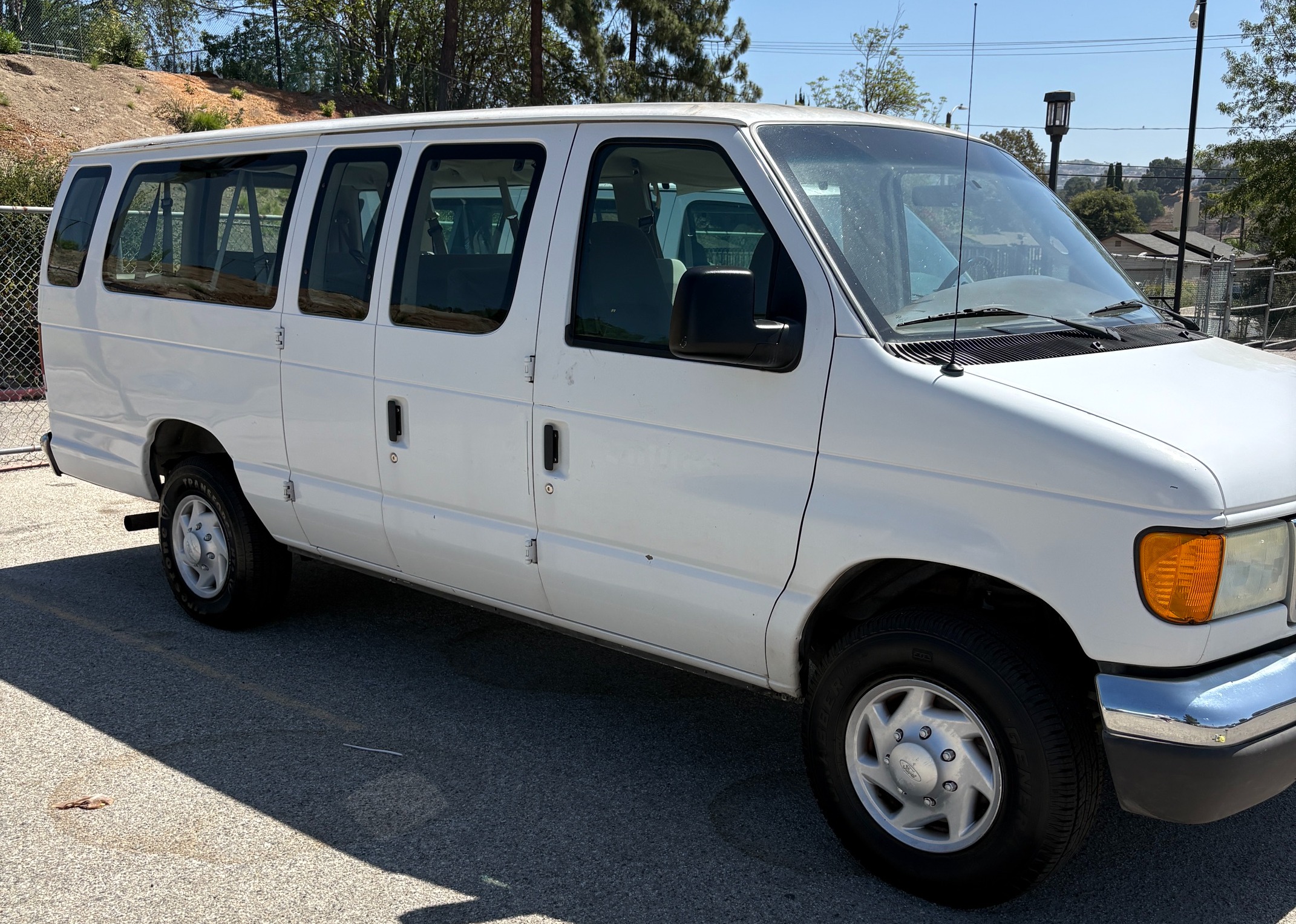 Used 2006 Ford E-350 and Econoline 350 XLT RWD image 2