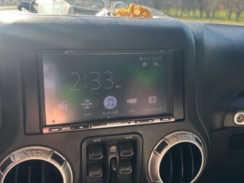 Used 2017 Jeep Wrangler Unlimited Sahara image 4