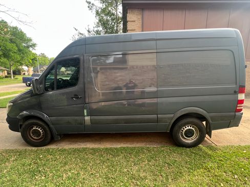 Used 2018 Mercedes-Benz Sprinter 2500 image 6