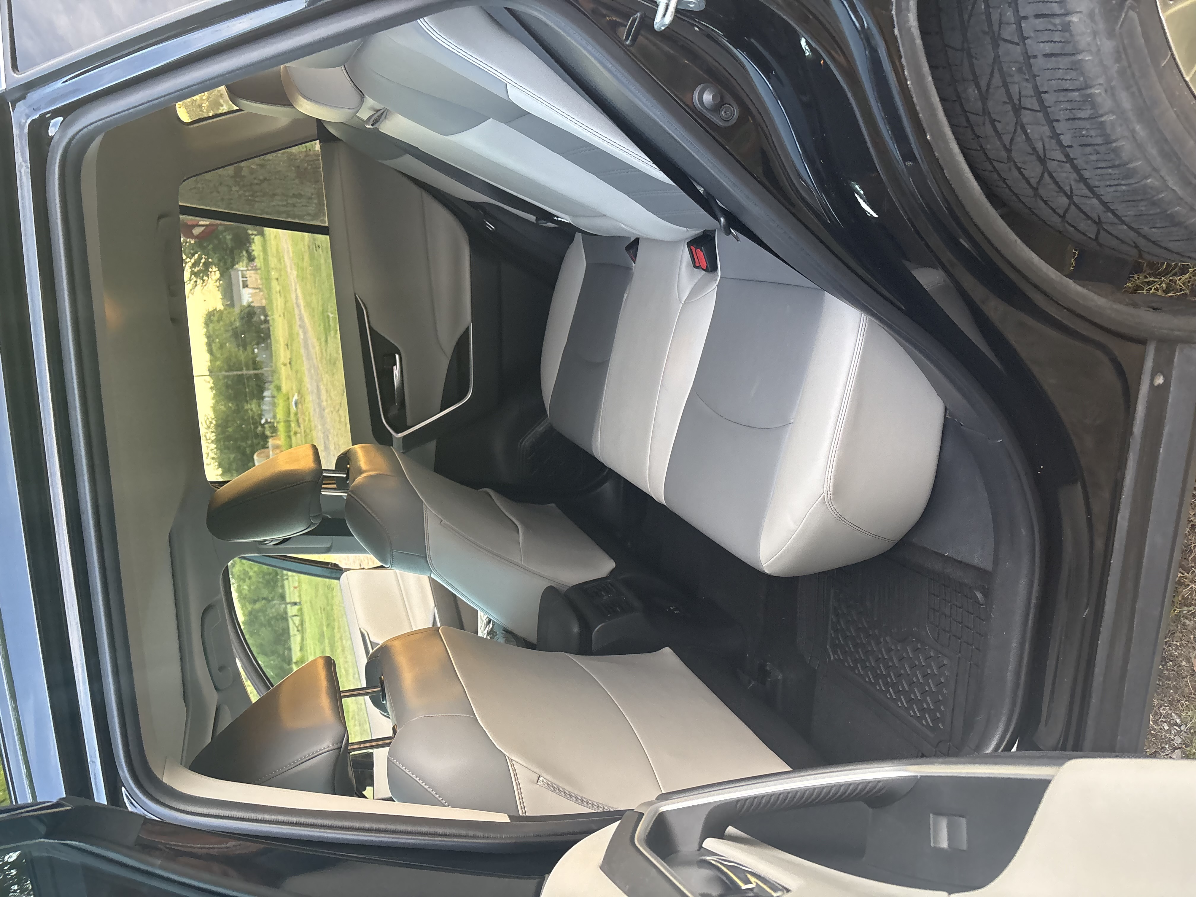 Used 2019 Toyota RAV4 XLE Premium FWD image 11
