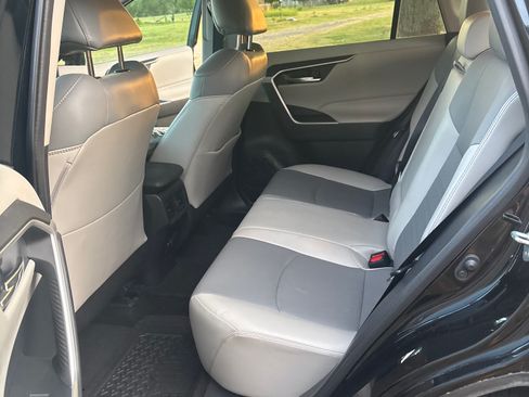 Used 2019 Toyota RAV4 XLE Premium FWD image 11