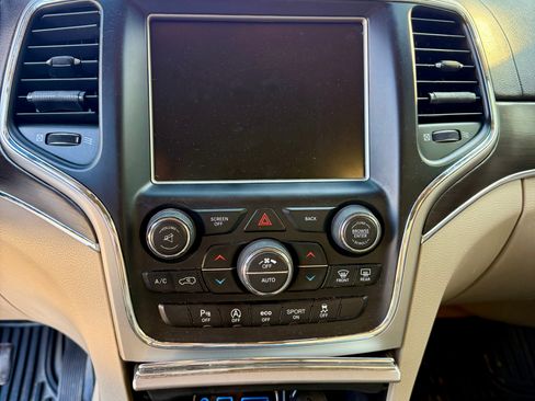 Used 2017 Jeep Grand Cherokee Overland AWD/4WD image 11