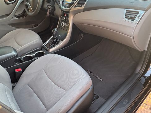 Used 2015 Hyundai Elantra SE w/ Option Group 02 FWD image 12