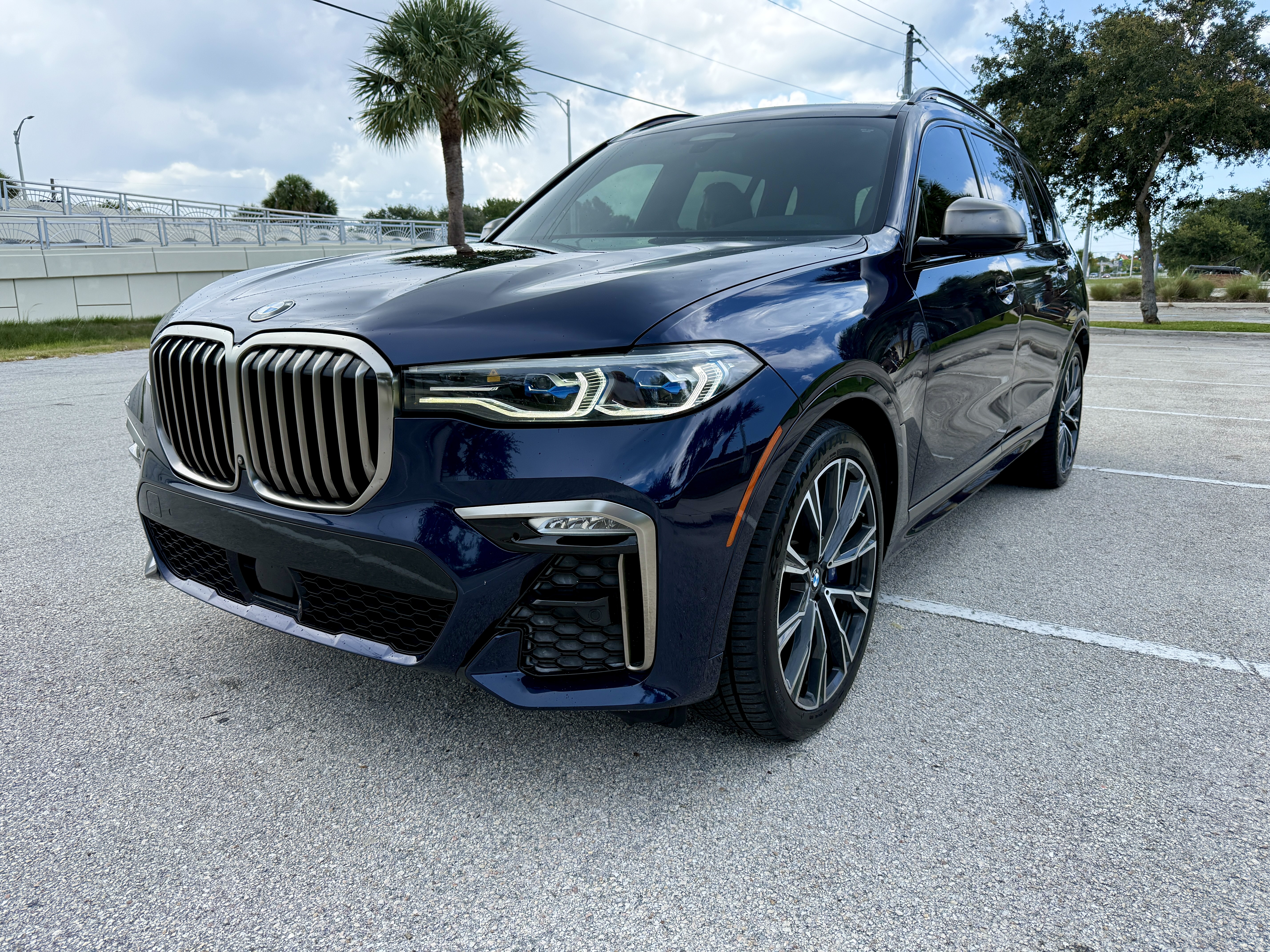 Used 2021 BMW X7 M50i w/ Dynamic Handling Package AWD/4WD image 2