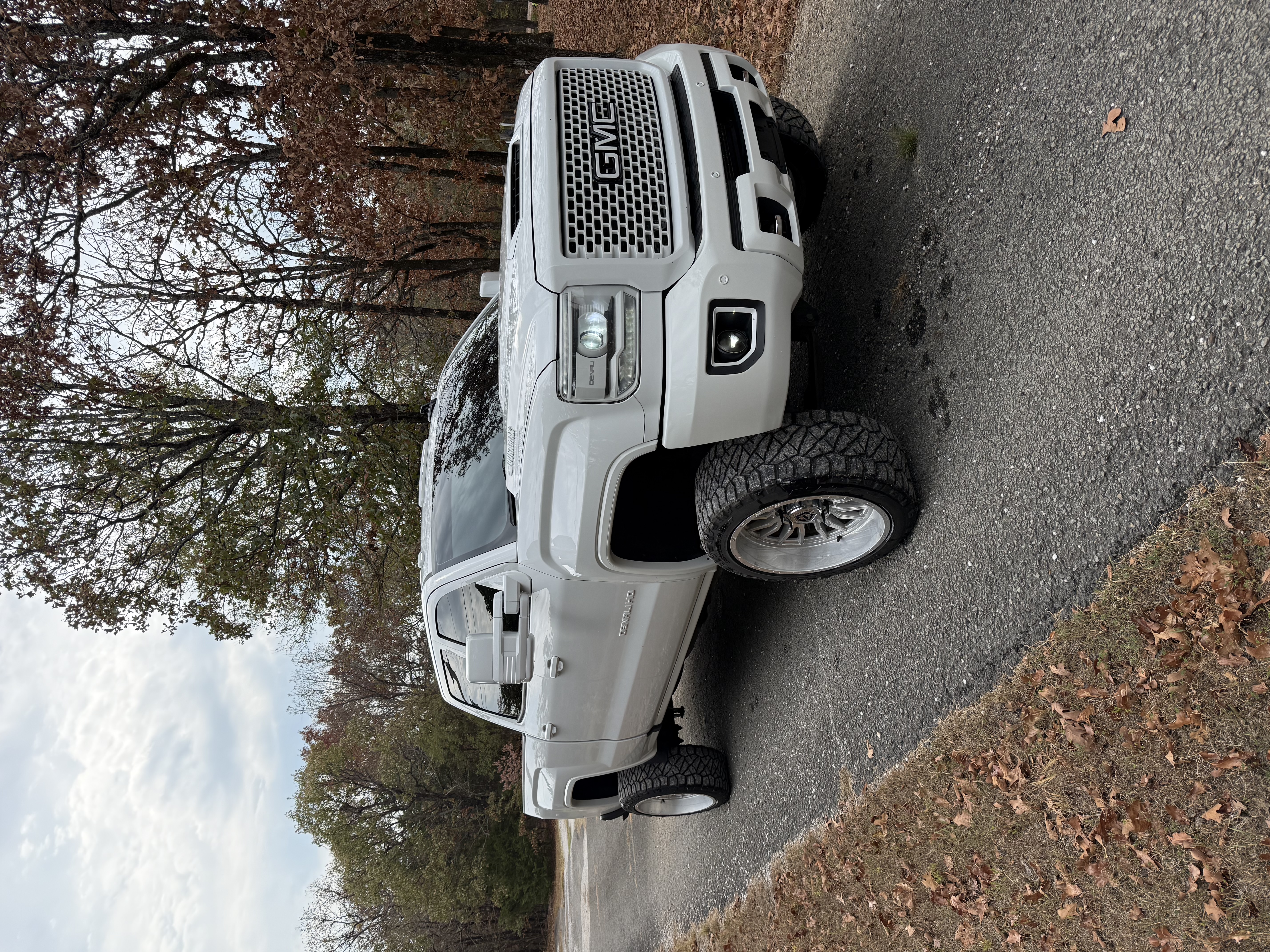 Used 2017 GMC Sierra 2500 Denali w/ Duramax Plus Package AWD/4WD image 10