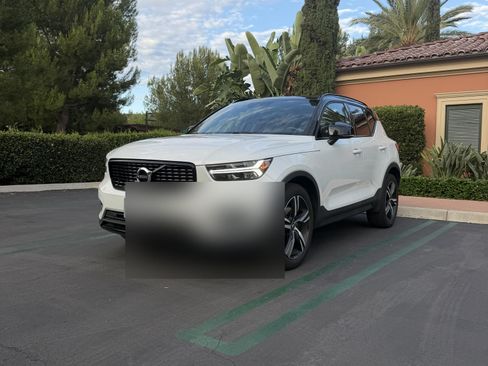 Used 2020 Volvo XC40 T5 R-Design AWD/4WD image 1