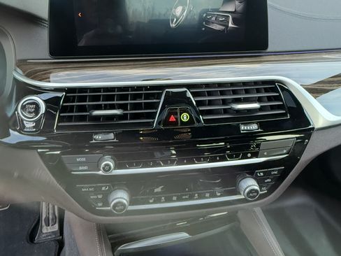 Used 2020 BMW 530i xDrive w/ M Sport Package image 10