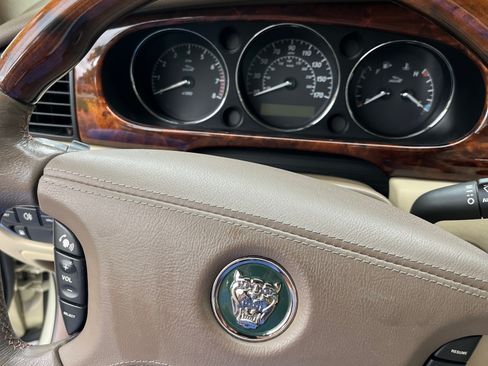 Used 2006 Jaguar XJ8 RWD image 16