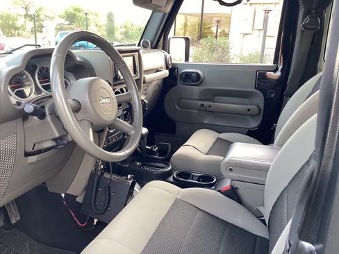Used 2010 Jeep Wrangler Rubicon w/ PWR Convenience Group AWD/4WD image 10
