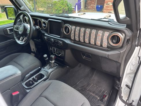 Used 2023 Jeep Wrangler Unlimited Sahara w/ Cold Weather Group AWD/4WD image 10