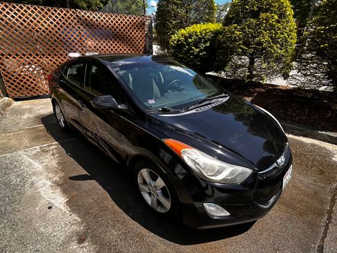 Used 2013 Hyundai Elantra GLS w/ Preferred Pkg FWD image 2