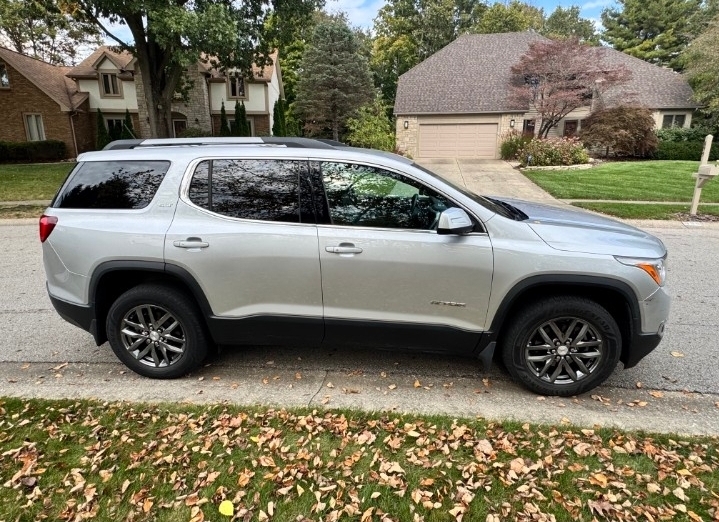 Used 2017 GMC Acadia SLT AWD/4WD image 1