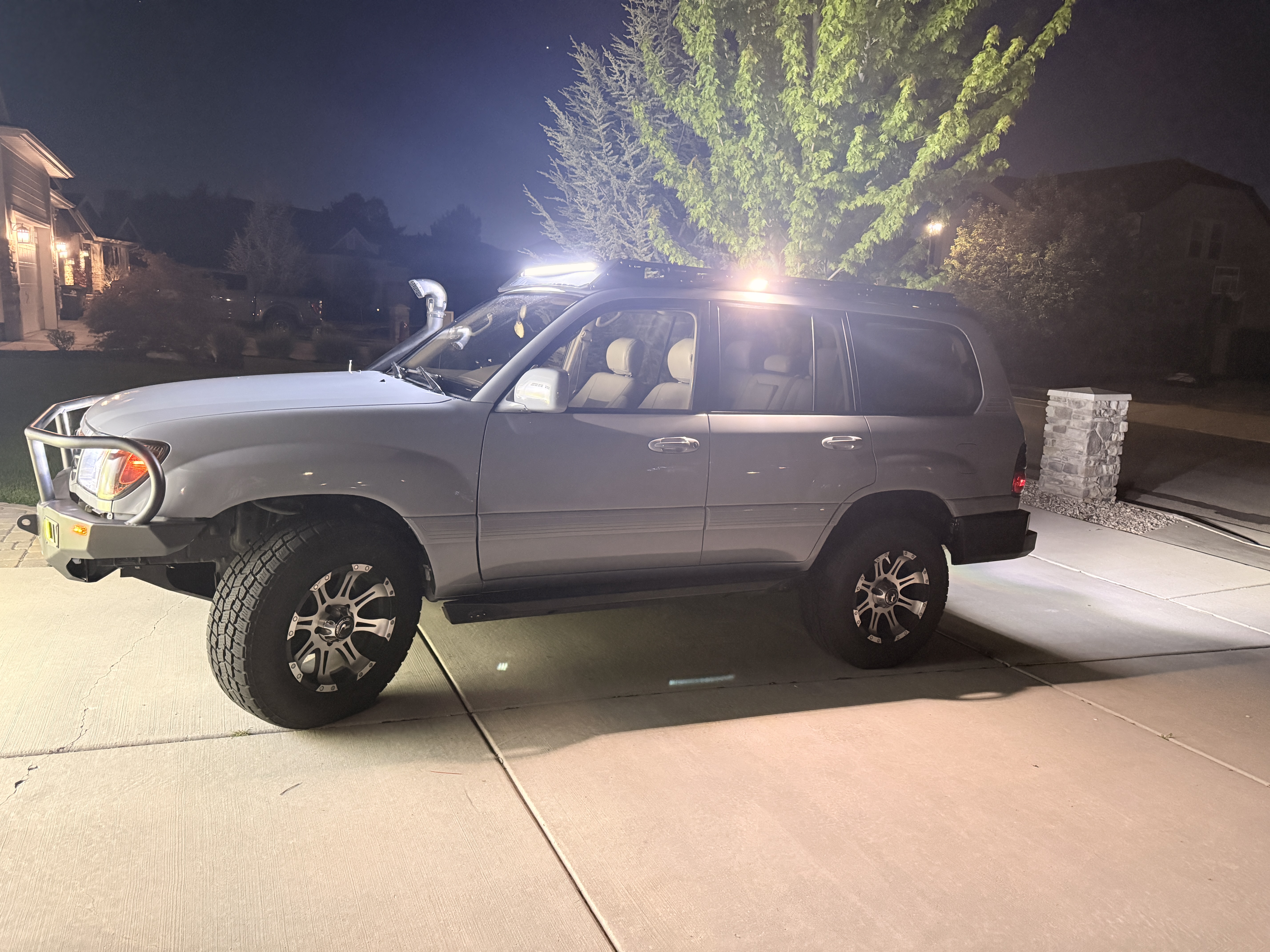 Used 1999 Toyota Land Cruiser w/ Leather Trim Pkg AWD/4WD image 25