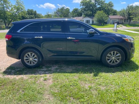 Used 2017 Kia Sorento FWD image 4