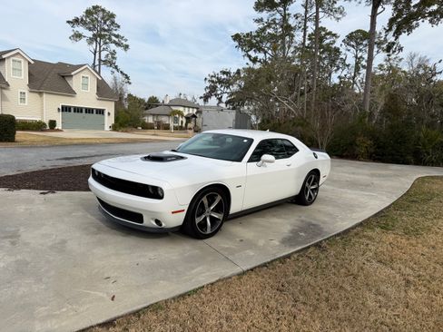 Used 2018 Dodge Challenger R/T image 1
