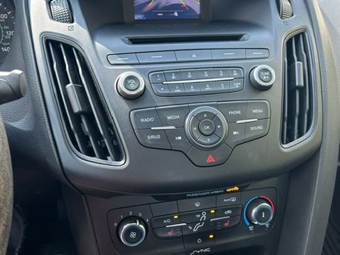 Used 2017 Ford Focus SE w/ Cold Weather Package FWD image 16