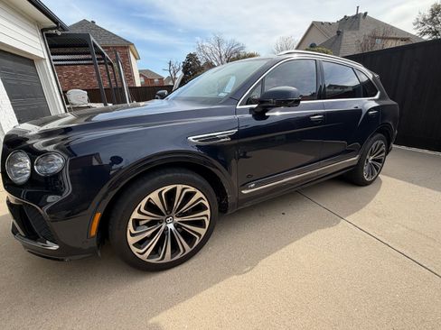 Used 2021 Bentley Bentayga image 12