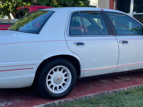 Used 2002 Ford Crown Victoria LX image 2