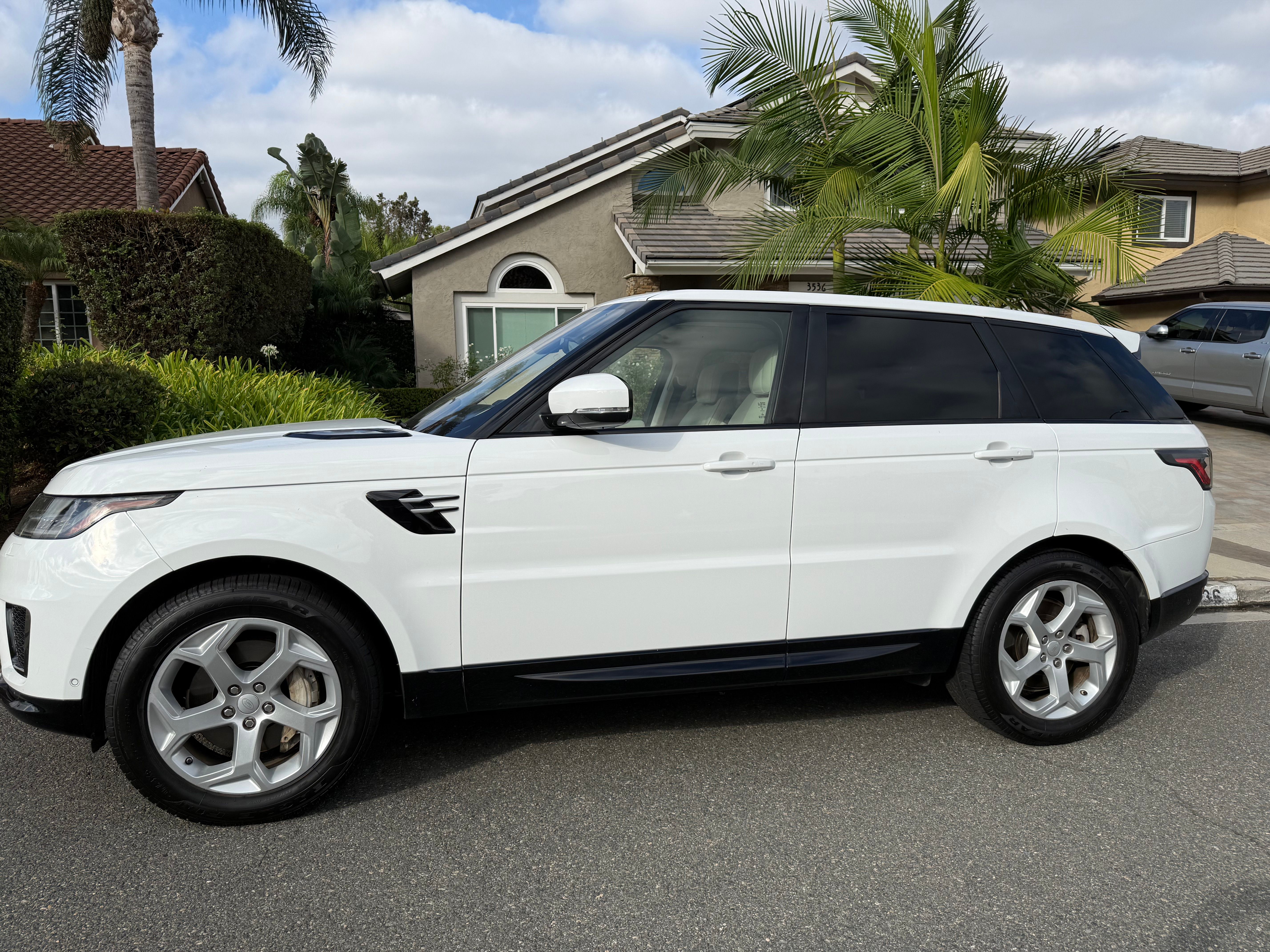 Used 2018 Land Rover Range Rover Sport HSE AWD/4WD image 2