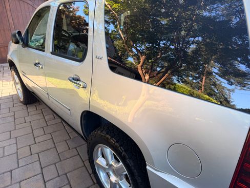Used 2012 Chevrolet Tahoe LTZ AWD/4WD image 5
