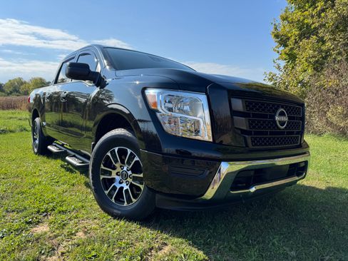 Used 2023 Nissan Titan SV w/ SV Convenience Package image 1