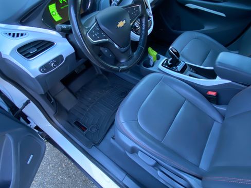 Used 2019 Chevrolet Bolt Premier w/ Infotainment Package image 11