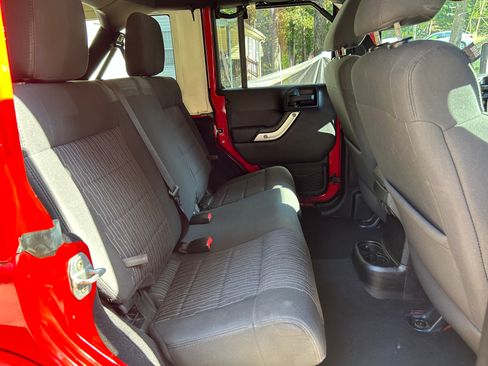 Used 2012 Jeep Wrangler Unlimited Sahara image 13