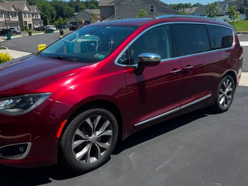 Used 2017 Chrysler Pacifica Limited FWD image 2