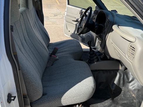 Used 1998 Isuzu Hombre S image 13