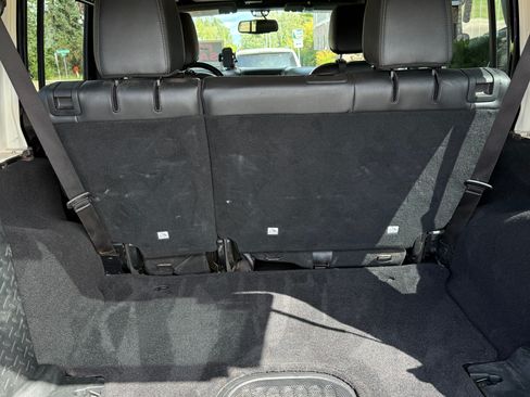 Used 2018 Jeep Wrangler Unlimited Sahara AWD/4WD image 8