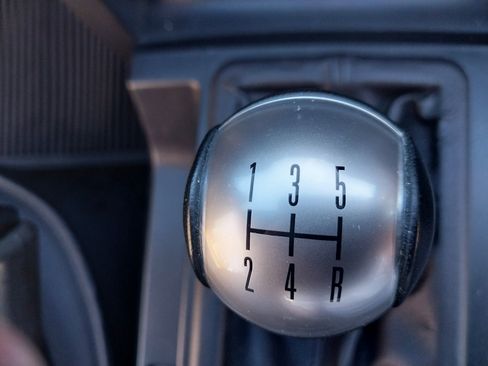 Used 2005 Ford Mustang Deluxe Convertible image 9