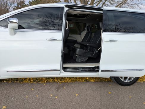 Used 2019 Chrysler Pacifica Limited image 26
