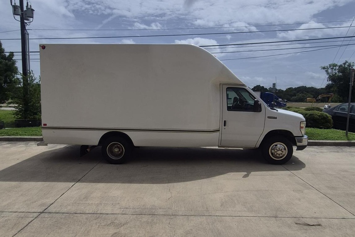 Used 2014 Ford E-350 and Econoline 350 Super Duty RWD image 2
