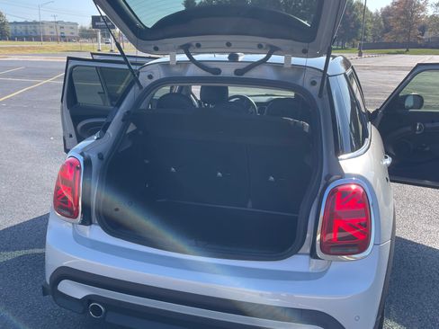 Used 2022 MINI Cooper 4-Door Hardtop image 4