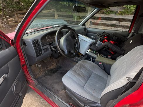 Used 1995 Nissan Pickup XE image 9