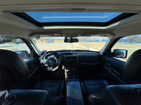 Used 2012 Jeep Liberty Limited Jet w/ Comfort/Convenience Group image 10