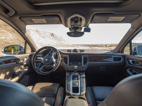 Used 2017 Porsche Macan w/ Dark Walnut Interior Package image 17