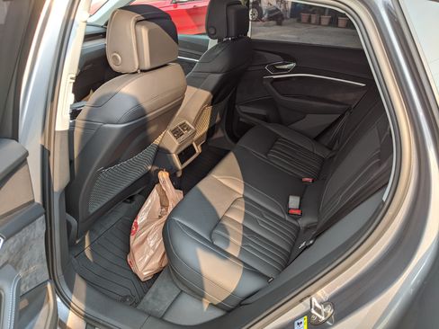 Used 2019 Audi e-tron Prestige w/ Prestige Package image 18