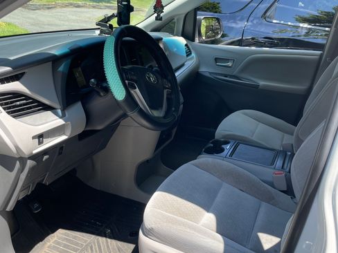 Used 2017 Toyota Sienna LE FWD image 4