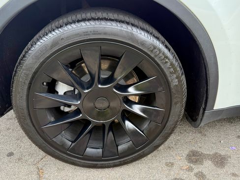 Used 2023 Tesla Model Y Long Range image 13