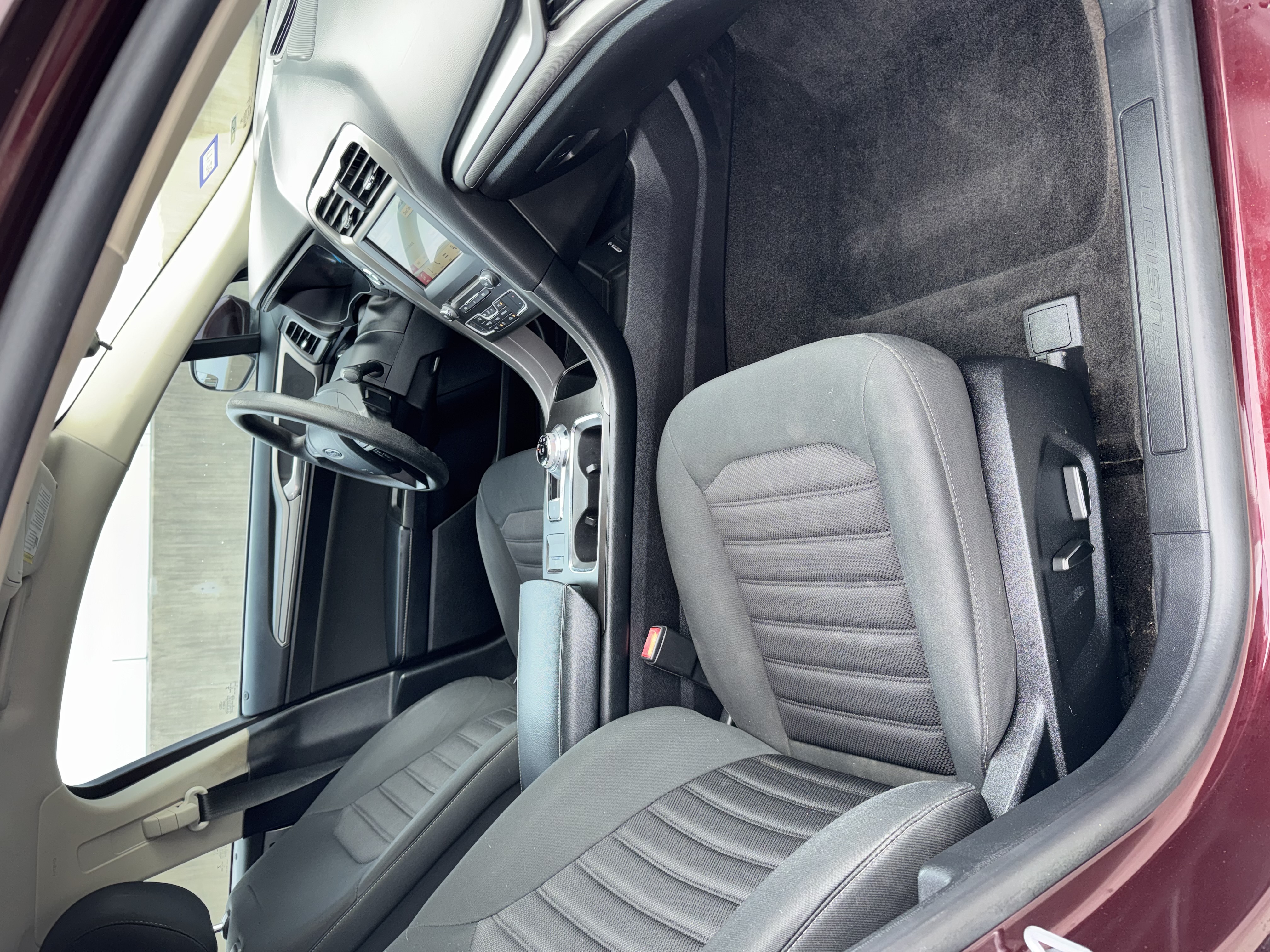 Used 2018 Ford Fusion SE w/ Fusion SE Technology Package FWD image 2