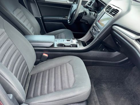 Used 2018 Ford Fusion SE w/ Fusion SE Technology Package image 2