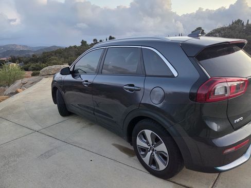 Used 2018 Kia Niro EX Premium image 6
