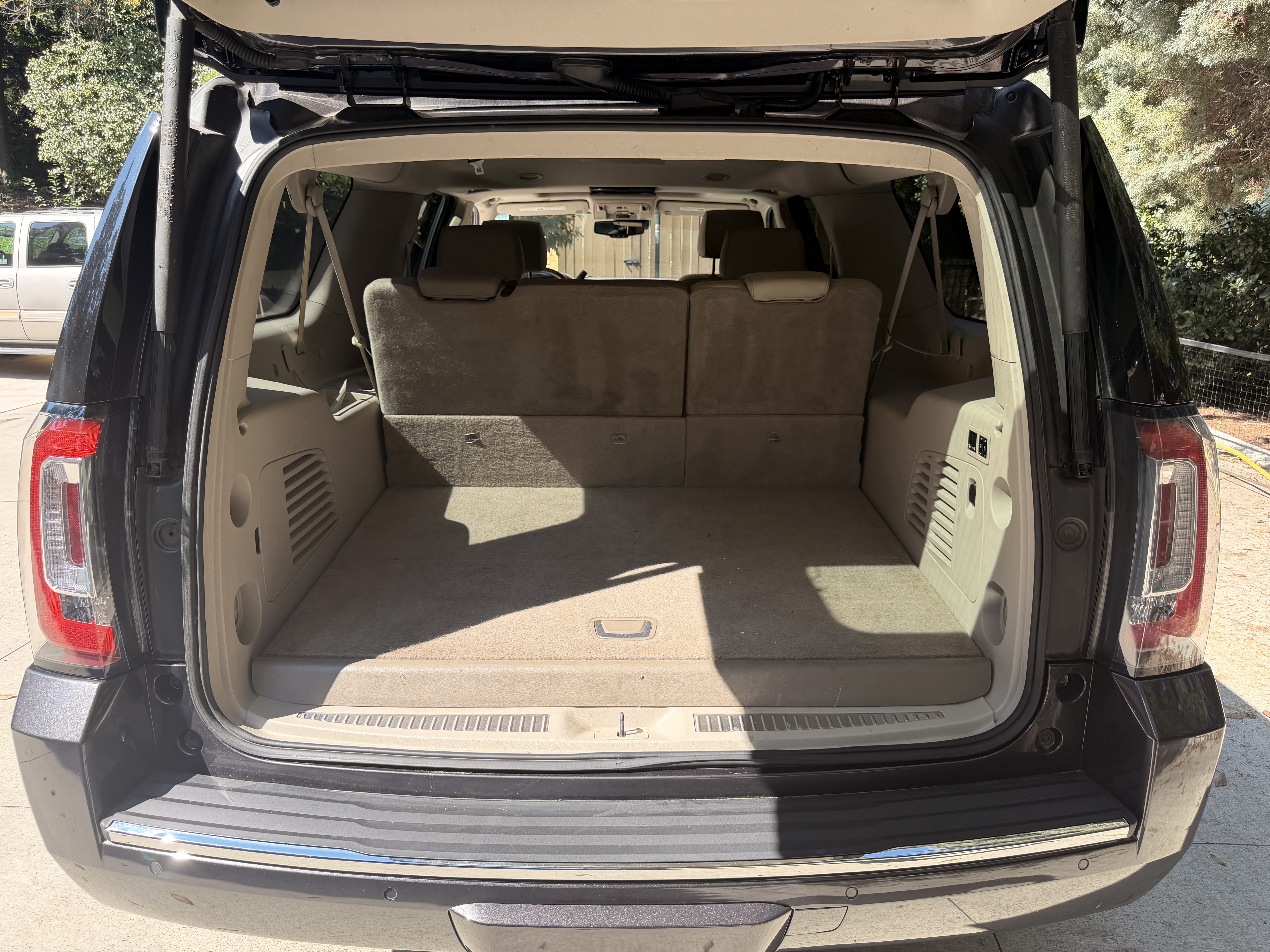 Used 2015 GMC Yukon XL Denali w/ Premium Package RWD image 11